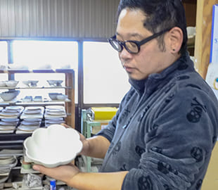 化粧掛は乾燥のタイミングがむつかしいと語る堂本正樹さん