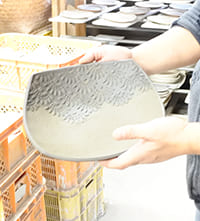 石膏型にはめて作る堂本正樹さんのうつわ