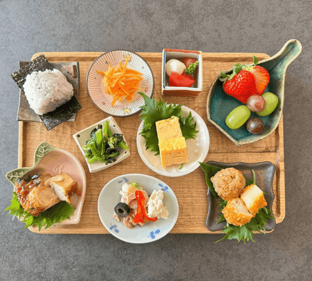 木のトレーと豆皿