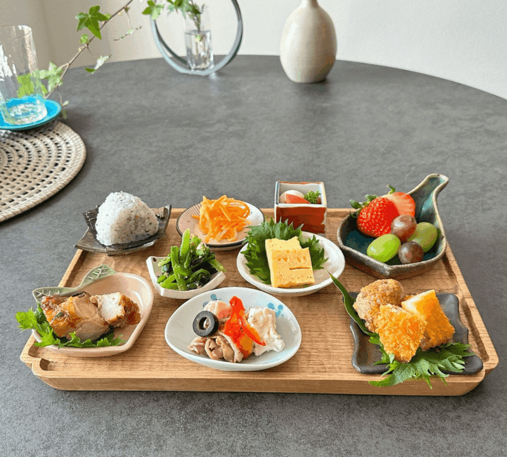 木のトレーと豆皿