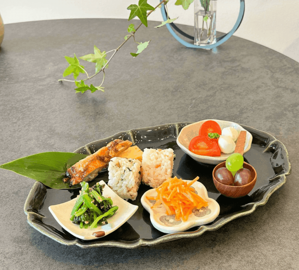 黒オーバル皿と豆皿いろいろ