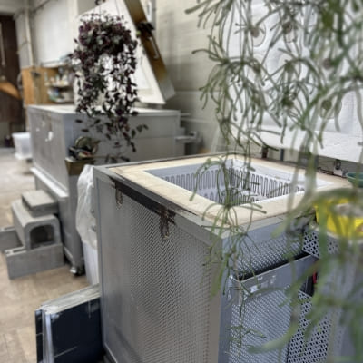 はしもとさちえさんの工房、大きな電気釜2基