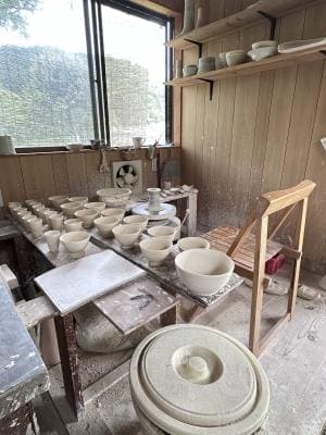 古川桜さんの工房、作業台に並ぶろくろで挽かれたばかりのうつわたち