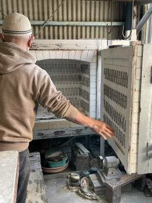 大きな窯が三つもある加藤裕重さんの工房