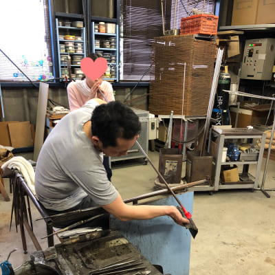 小林亮二さんの工房、吹きガラス体験中