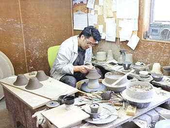作業する奥田章さん