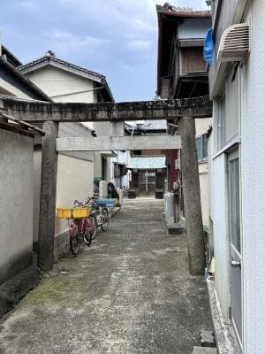漁師の神様の鳥居を抜けた若生紗耶香さんの陶房