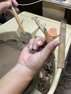 山本雅則さん、手彫りの実演中