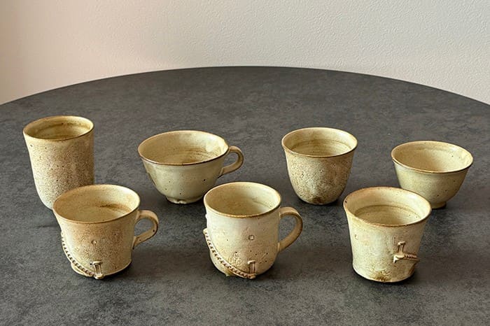 常滑の陶芸作家、新井尋詞さん作のカップたち