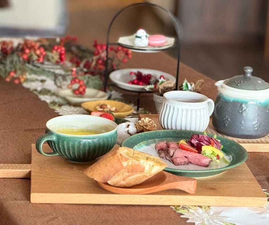 馬野裕美子さんのうつわを中心にクリスマスアレンジ